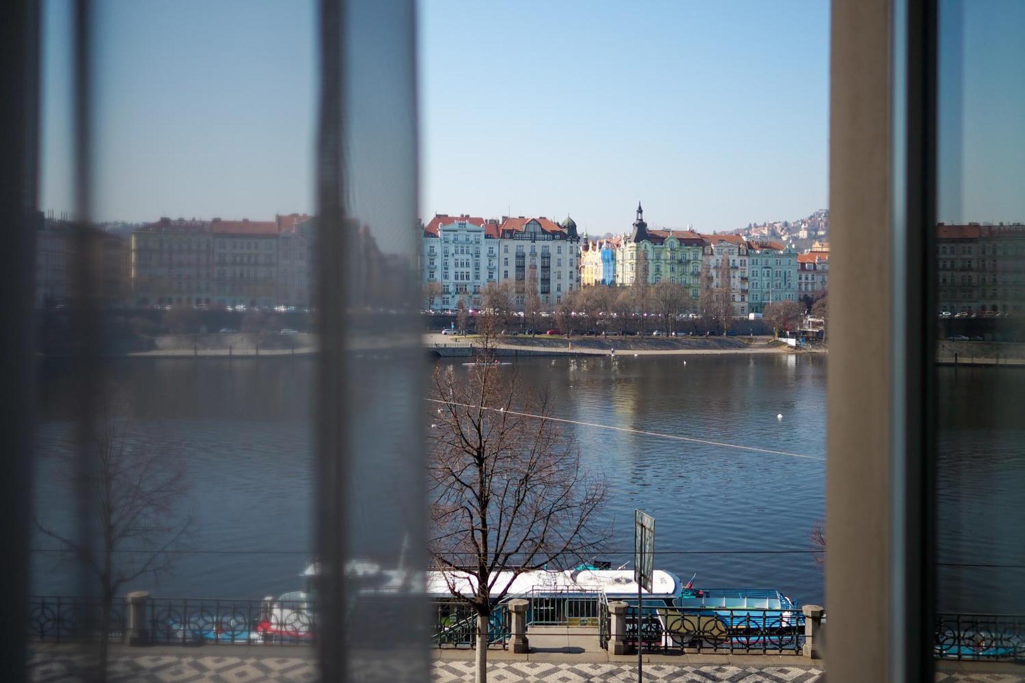 Rasinovo Nabrezi - Riverside Residence Prag Exteriör bild