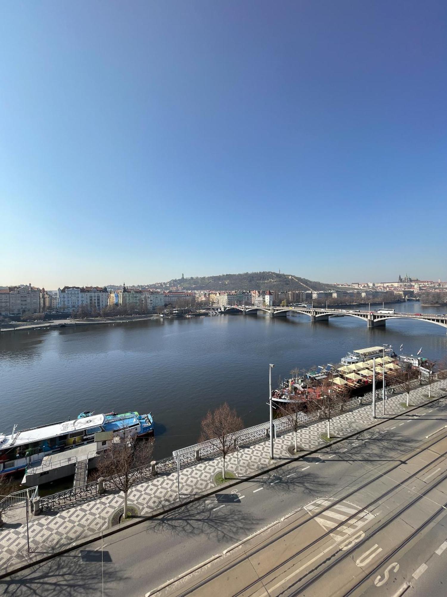Rasinovo Nabrezi - Riverside Residence Prag Exteriör bild